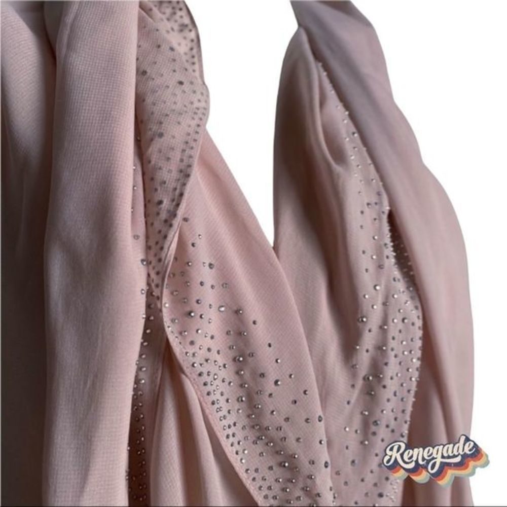 🎡 Pink Scarf with Rhinestones - Picture 4 of 11